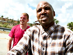 Culo grande, Negro, Mamada, Gay, Interracial, Al aire libre, Fumando, Tatuaje