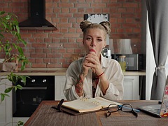 Blonde, Sucer une bite, Gode, Branlette thaïlandaise, Solo, Tatouage, Professeur, Jouets