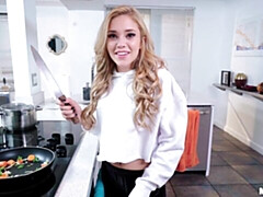 Grote kont, Grote lul, Blond, Pijpbeurt, Hondjeshouding, Keuken, Natuurlijke tieten, Tieten likken