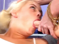 Kinderhüterin, Grosser schwanz, Blasen, Kehlenfick, Hundestellung, Hardcore, Rasiert, Flotter dreier