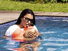 Amateur, Tetas grandes, Morena, Gordita, Penetracion con dedos, Piscina, Solo, Estriptis