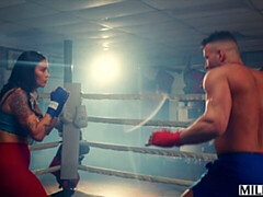 アジア人, デカ尻, デカパイ, フェラチオ, 茶髪の, バック, ジム, 淫乱熟女