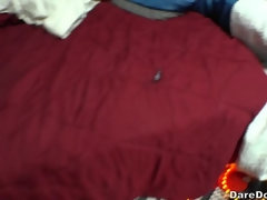 Gros seins, Brunette brune, Dortoir, Seins naturels, Fête, Piercing, Rasée, Tatouage