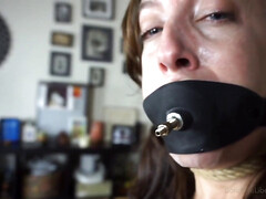 Elise Graves tied herself up and feels pain for you