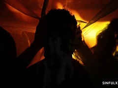 Pijpbeurt, Diep in de keel, 1 man 2 vrouwen, Zoenen, Likken, Moeder die ik wil neuken, Kut duiken, Trio