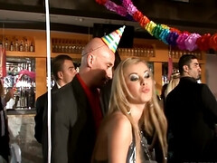 In den arsch, Grosser schwanz, Grosse titten, Blasen, Braunhaarige, Kehlenfick, Gruppe, Orgasmus