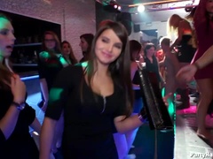 Habillées, Tir de sperme, Dansant, Lunettes, Embrassement, Public, Fumer, Nénés