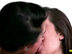 Большие сиськи, Минет, Брюнетки, Секс без цензуры, Каблуки, Итальянки, Латиноамериканки, Пирсинг