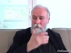 Pijpbeurt, Bruinharig, Europees, Kut duiken, Rijden, Geschoren, Tiener, Uniformpje