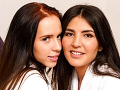 Brunette brune, Doigter, Embrassement, Masturbation, Chatte, Rasée, Dénudage, Adolescente