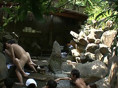 Asiatisch, Gehörnter ehemann, Befummelt, Japanische massage, Öffentlich, Muschi, Ablutschen, Nass