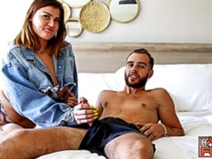 Chambre à dormir, Gros cul, Gros seins, Sucer une bite, Brunette brune, En levrette, Masturbation, Tatouage