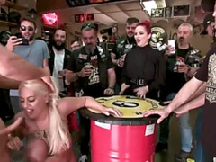 Grosser arsch, Grosse titten, Blondine, Blasen, Domination, Gruppensex, Sklave, Tätowierung