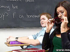 Bruinharig, Geschoren, Tatoeage, Tiener, Uniformpje