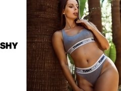 Gros cul, Blonde, Sucer une bite, En levrette, Branlette thaïlandaise, Seins naturels, De plein air, Nénés