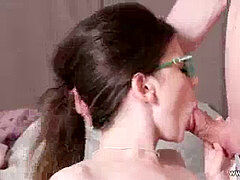 Sucer une bite, Tir de sperme, Lunettes, Branlette thaïlandaise, Embrassement, De plein air, Maigrichonne, Adolescente