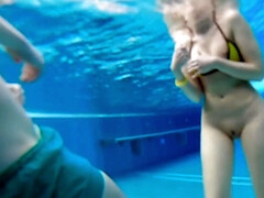 Fétiche, Hd, Nue  à poil, Seins naturels, Nudiste, Petite femme, Piscine, Rasée