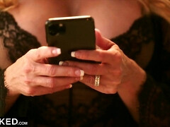 Gros cul, Blonde, Sucer une bite, Plantureuse, Gorge profonde, En levrette, Lingerie, Jarretelles