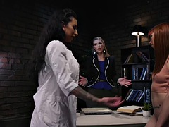 Tussi, Sadomasochismus, Dildo, Erotisch, Lesbisch, Rotschopf, Tätowierung, Spielzeuge