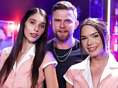 18 ans, Gros cul, Grosse bite, Gros seins, Sucer une bite, Brunette brune, 2 femmes 1 homme, Adolescente