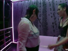 Gros seins, Habillées, Talons, Cuir, Seins naturels, Satin, Nénés, Mouillée