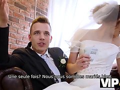 Vip4k. un duo marié décide de vendre la chatte de sa mariée à bon prix