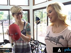 Gros cul, Gros seins, Lesbienne, Léchez, Chatte, Criant, Adolescente, Plan cul à trois