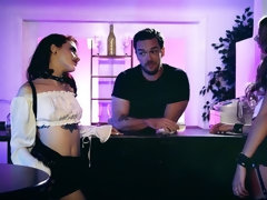 Cul, Sucer une bite, Brunette brune, En levrette, 2 femmes 1 homme, Branlette thaïlandaise, Plan cul à trois, Nénés