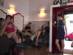 Blond, Dominante vrouw, Openbaar