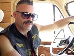 Morena, Coche, Garganta profunda, Estilo perrito, Atragantadas, Sexo duro, Pequeña, Flaco