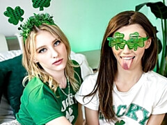 Grosser arsch, Grosser schwanz, Blasen, Hundestellung, Flotter vierer, Natürlichen titten, Jungendliche (18+), Titten