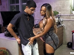 Grosser arsch, Schwarz, Blondine, Blasen, Stiefel, Aufs gesicht abspritzen, Im freien, Hintern versohlen