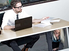 Gros cul, Blonde, Sucer une bite, En levrette, Seins naturels, Bureau, Adolescente, Nénés