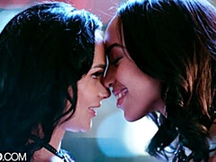 Жопа, Пальцем, Межрасовый секс, Поцелуи, Лесбиянка, Натуральные сиськи, Бритые, Молоденькие