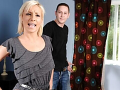 Grote kont, Grote lul, Grote mammen, Blond, Pijpbeurt, Moeder die ik wil neuken, Natuurlijke tieten, Slikken