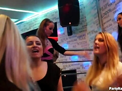 Grosser schwanz, Blondine, Gruppe, Absätze, Interrassisch, Party, Strümpfe, Tätowierung