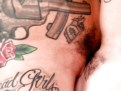 デカパイ, 指いじり, レズビアン, 熟年, パーティ, ピアス, タトゥー, オッパイの