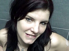 Sucer une bite, Brunette brune, Éjaculer dans la bouche, Tir de sperme, En levrette, Pov, Public, Adolescente