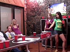 18 jahre, Blondine, Studentenwohnheim, Gruppe, Natürlichen titten, Party, Zierlich, Jungendliche (18+)