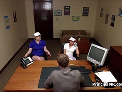 18 jahre, Blasen, Milf, Büro, Realität, Lehrer, Jungendliche (18+), Flotter dreier