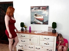 Blondine, Küssen, Lesbisch, Masturbation, Orgasmus, Rotschopf, Stiefmutter, Spielzeuge