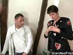 Arsch, Braunhaarige, Geile alte tussi, Reif, Mutti, Realität, Stiefmutter, Flotter dreier