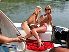 Tetas grandes, Penetracion con dedos, Besar, Lesbiana, Lencería, Al aire libre, Afeitado, Estriptis