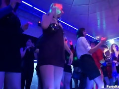 フェラチオ, 着衣女と全裸男, 衣服着たままセックス, チン, 女, グループ, レザー, フェラする