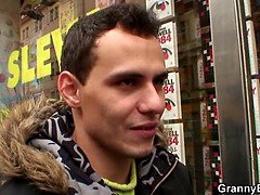 Braunhaarige, Kehlenfick, Oma, Handjob, Reif, Milf, Mutti, Stiefmutter