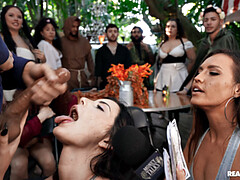 Большая жопа, Бикини, Брюнетки, Платье, Джинсы, На природе, На публике, Тощие