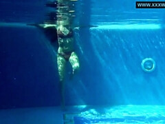 Жопа, Брюнетки, Женщины, Бассейн, На публике, Молоденькие, Сиськи, Под водой