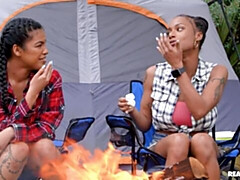 Большая жопа, Межрасовый секс, Поцелуи, Лесбиянка, Лизание, На природе, Стриптизерша, Молоденькие