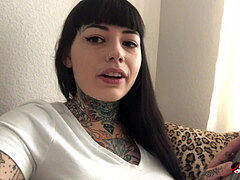 Enthousiasteling, Aziatisch, Bruinharig, Vingeren, Masturbatie, Geschoren, Tatoeage, Speelgoed