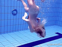 18 jaar, Blond, Europees, Biljart, Alleen, Tiener, Tieten likken, Onderwater